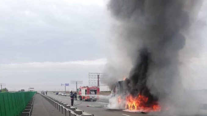 Camion în flăcări pe A2. FOTO ISU Călărași