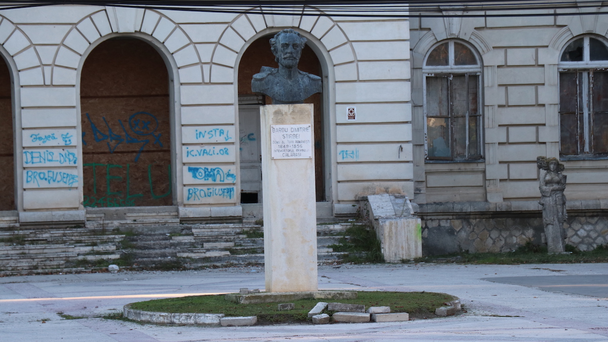 Statuia lui Barbu Știrbei din Călărași. FOTO Adrian Boioglu
