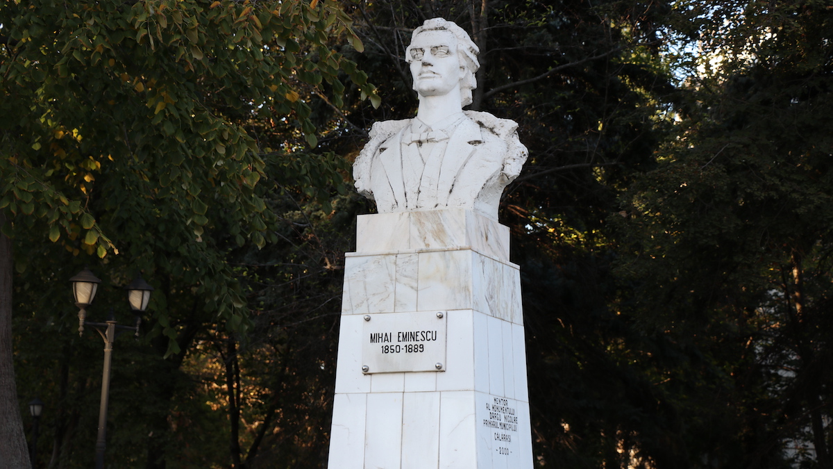 Bustul lui Mihai Eminescu din Călărași. FOTO Adrian Boioglu