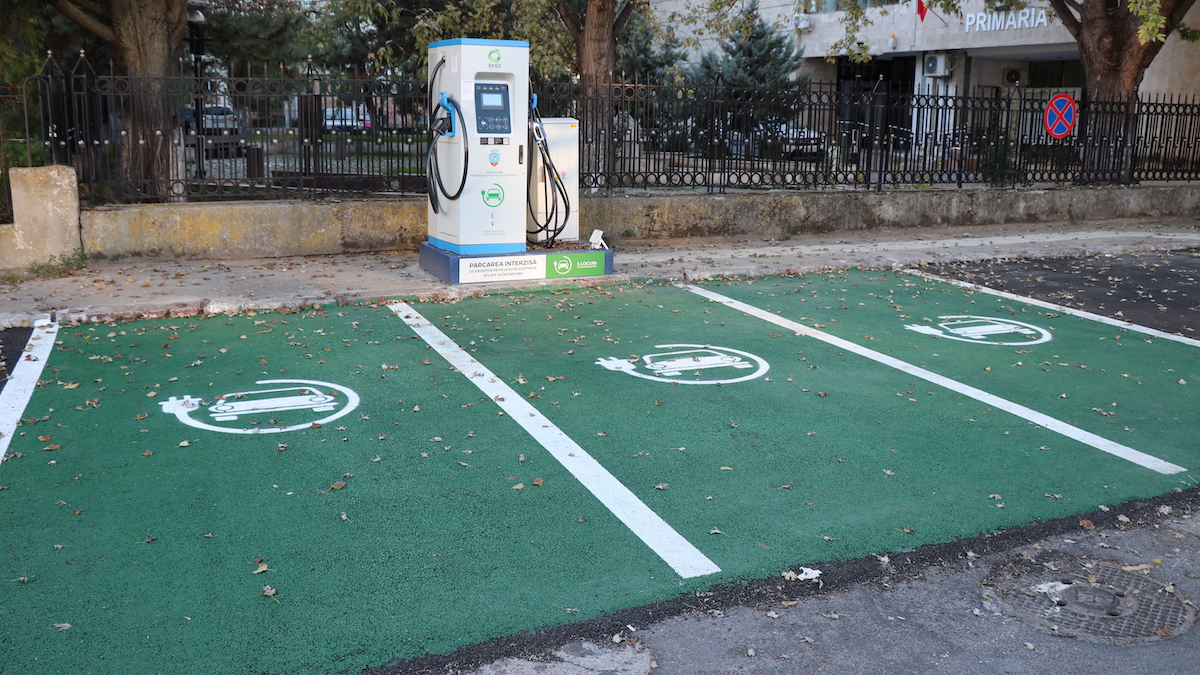 Parcare pentru mașinile electrice din Călărași. FOTO Adrian Boioglu