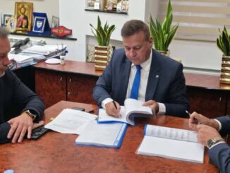 Președintele Consiliului Județean Călărași, Vasile Iliuță, semnează cel mai mare proiect de infrastructură rutieră pentru județ. FOTO CJ Călărași