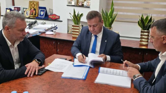 Președintele Consiliului Județean Călărași, Vasile Iliuță, semnează cel mai mare proiect de infrastructură rutieră pentru județ. FOTO CJ Călărași
