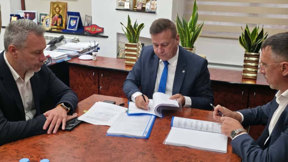 Vasile Iliuta semneaza contract