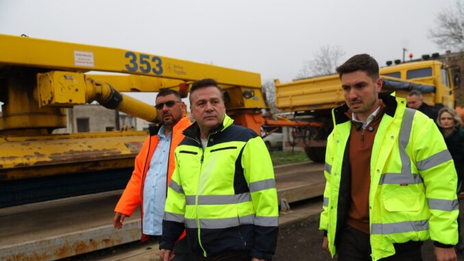 Președintele CJ Călărași a inspectat nivelul de pregătire al utilajelor de la Drumuri Județene pentru sezonul rece. FOTO Facebook/Vasile Iliuță