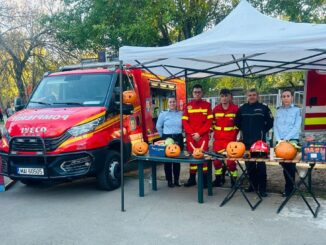 Evenimentul Boo at the Zoo le-a dat pompierilor ocazia să interacționeze într-un mod inedit cu copiii. FOTO ISU Călărași