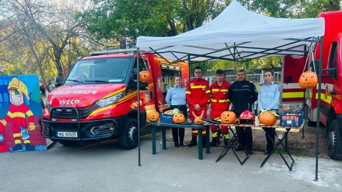 Evenimentul Boo at the Zoo le-a dat pompierilor ocazia să interacționeze într-un mod inedit cu copiii. FOTO ISU Călărași