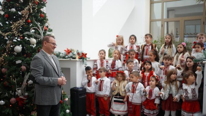 Primarul Marius Dulce, încântat să fie gazda primilor colindători. FOTO Primăria Municipiului Călărași