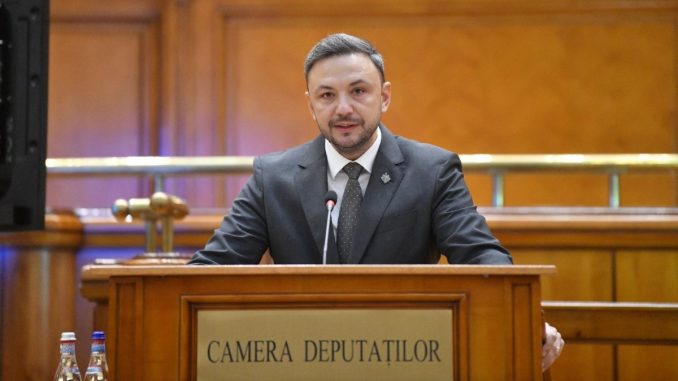 Dragoș Coman, din partea AUR Călărași, poziție de la tribuna Camerei Deputaților. FOTO Facebook/Dragoș Coman
