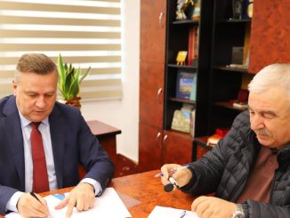 Președintele CJ Călărași, Vasile Iliuță, a semnat contractul pentru amenajarea unui centru de zi pentru seniori. FOTO Vasile Iliuță