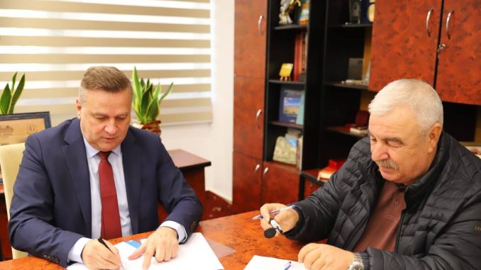 Președintele CJ Călărași, Vasile Iliuță, a semnat contractul pentru amenajarea unui centru de zi pentru seniori. FOTO Vasile Iliuță